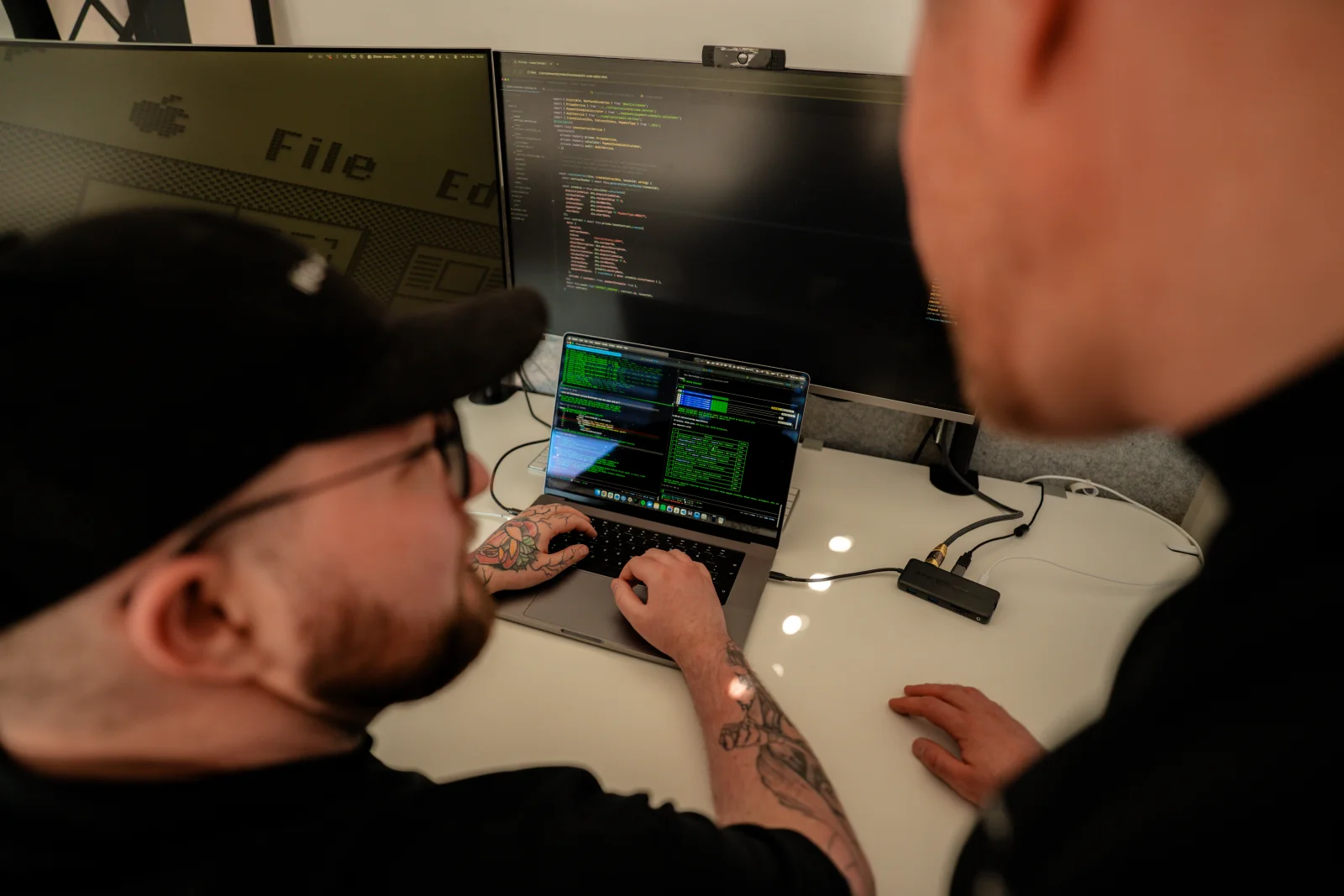 Zwei CrossLease Mitarbeiter in der Code-Review am Schreibtisch